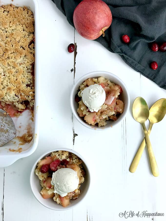 Cranberry apple crumble in two small bowls.